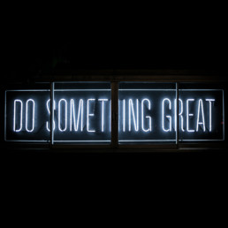 Do something great Neon sign Praktikumsplatz Marketing ehlers//kohfeld